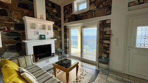 Fireplace, books - Vrbo Property (Karlovasi)