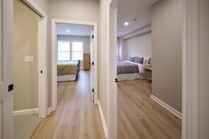 2 slaapkamers, een strijkplank/strijkijzer, reisbedje, gratis wifi