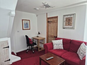 Living area - The Snug at The Coach House, minutes from the bustling city centre and parks (Nottingham)