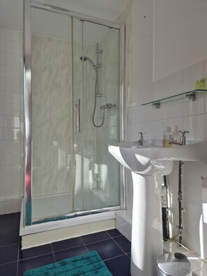 Bathroom - The Snug at The Coach House, minutes from the bustling city centre and parks (Nottingham)