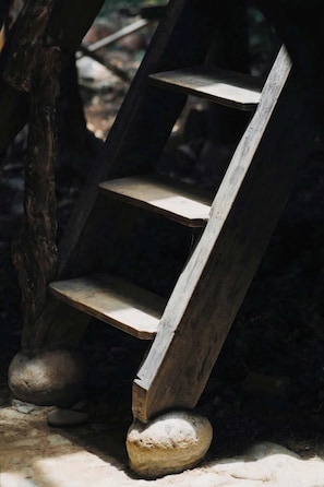 Una escalera de madera de diseño rústico que sube.