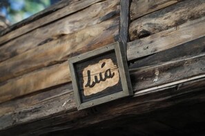 Una pared de madera rústica con un cartel enmarcado que dice 'Luca'.