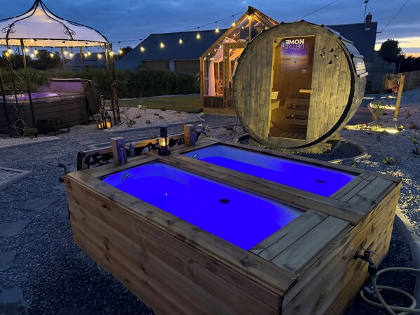 Outdoor spa tub - Vrbo Property (Terre-et-Marais)