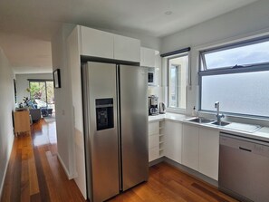 Private kitchen - Sunset Balcony Living in the Heart of Footscray (Footscray)