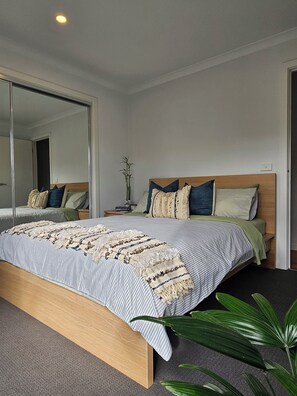 Room - Sunset Balcony Living in the Heart of Footscray (Footscray)