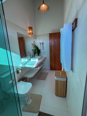 Bathroom - Mansão Solar Trancoso, 8 minutes from the town center, fully equipped house with pool and spa. (Trancoso)