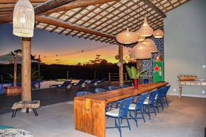 Outdoor dining - Mansão Solar Trancoso, 8 minutes from the town center, fully equipped house with pool and spa. (Trancoso)