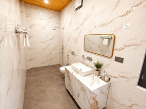 Phòng đôi Deluxe, quang cảnh vườn | Phòng tắm | Buồng tắm vòi sen, đồ dùng nhà tắm miễn phí, khăn tắm, xà phòng 