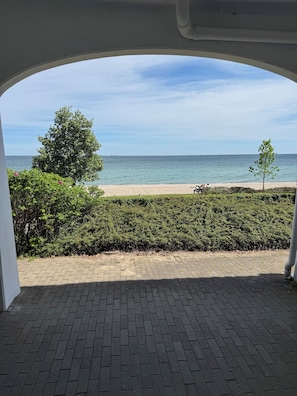 Un espacio al aire libre techado con vistas a la playa y al océano.