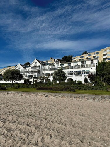 Stylish boutique apartment steps from the beach - perfect for 2 adults