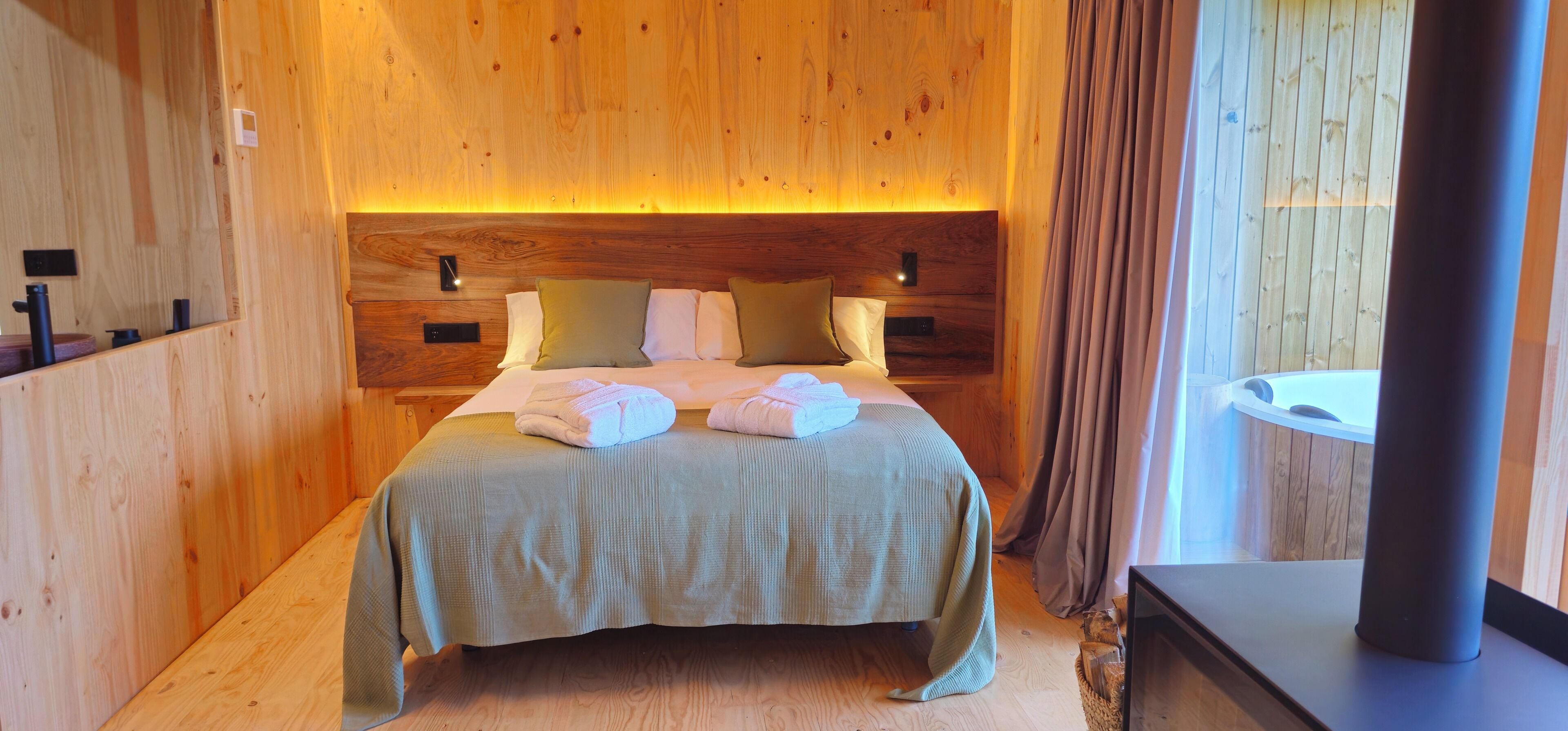 Cuna de viaje, wifi gratis, ropa de cama