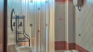 Douche, sĂšche-cheveux, bidet, serviettes fournies