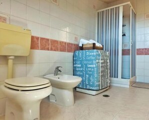 Bruser, hårtørrer, bidet, håndklæder
