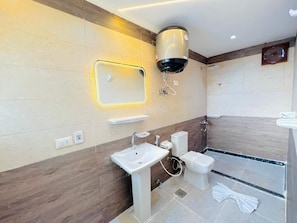 A modern bathroom with a sink, toilet, and shower. - Lavista Pyramid View (Giza)