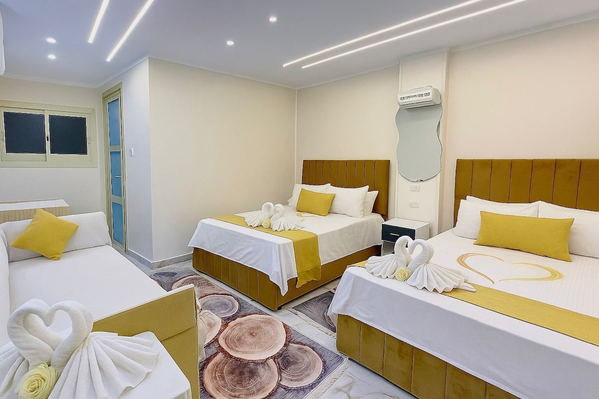 Family Quadruple Room | Laptop workspace, soundproofing, WiFi (free), bed sheets