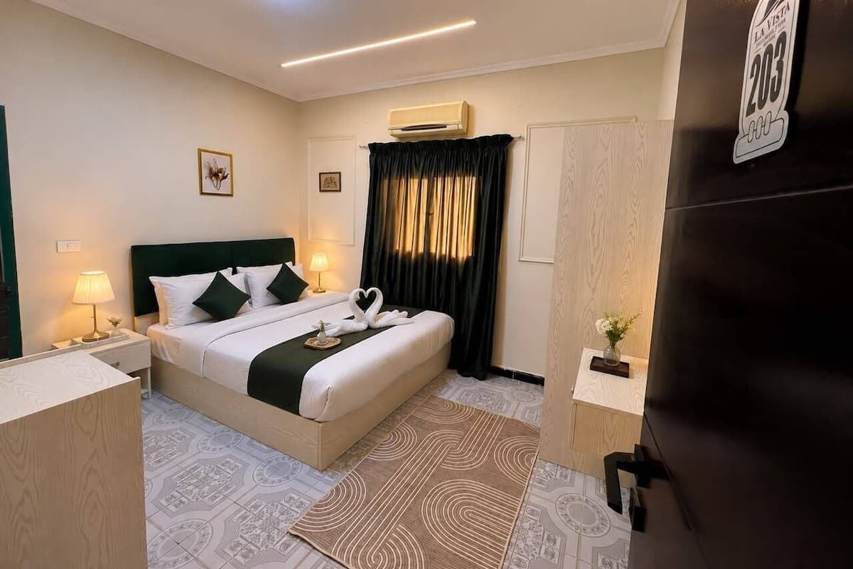 Deluxe Double Room, City View | Laptop workspace, soundproofing, WiFi (free), bed sheets