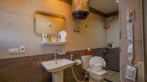 Gratis toiletartikelen, een haardroger, handdoeken, zeep