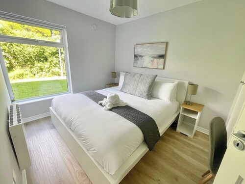 Modern and Spacious 2 - king bed