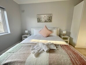 Tabla de planchar con plancha, wifi y ropa de cama 