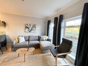 Living area - Modern and Spacious 2 - king bed (Galway)