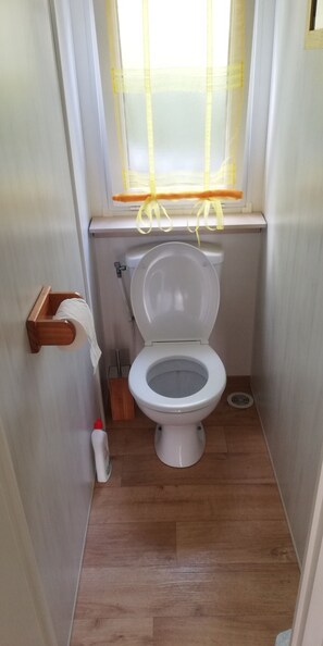 Bathroom - Vrbo Property (La Tremblade)