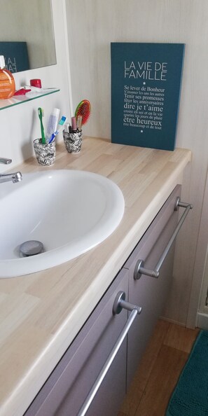 Bathroom - Vrbo Property (La Tremblade)