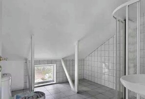 Een haardroger, handdoeken, zeep, toiletpapier