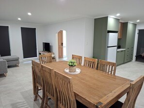 Dining - Heinlen Retreat on Boandik (Mount Gambier)