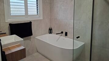 Douche, sĂšche-cheveux, serviettes fournies, savon