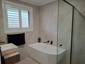 Bathroom - Heinlen Retreat on Boandik (Mount Gambier)