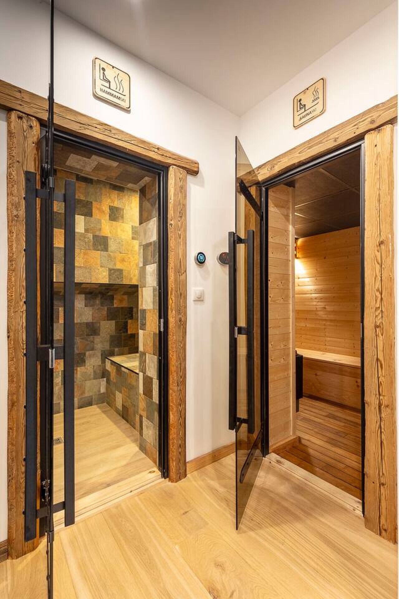 Un sauna avec des murs en bois et un sol carrelé.