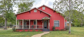 Pets Welcome! Comfortable and Spacious! Sleeps 6