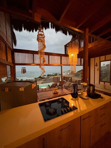 w Relaxing Oceanfront 5BR in Punta Veleros