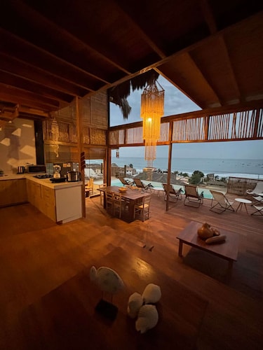w Relaxing Oceanfront 5BR in Punta Veleros