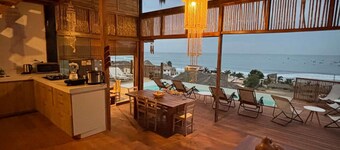 w Relaxing Oceanfront 5BR in Punta Veleros