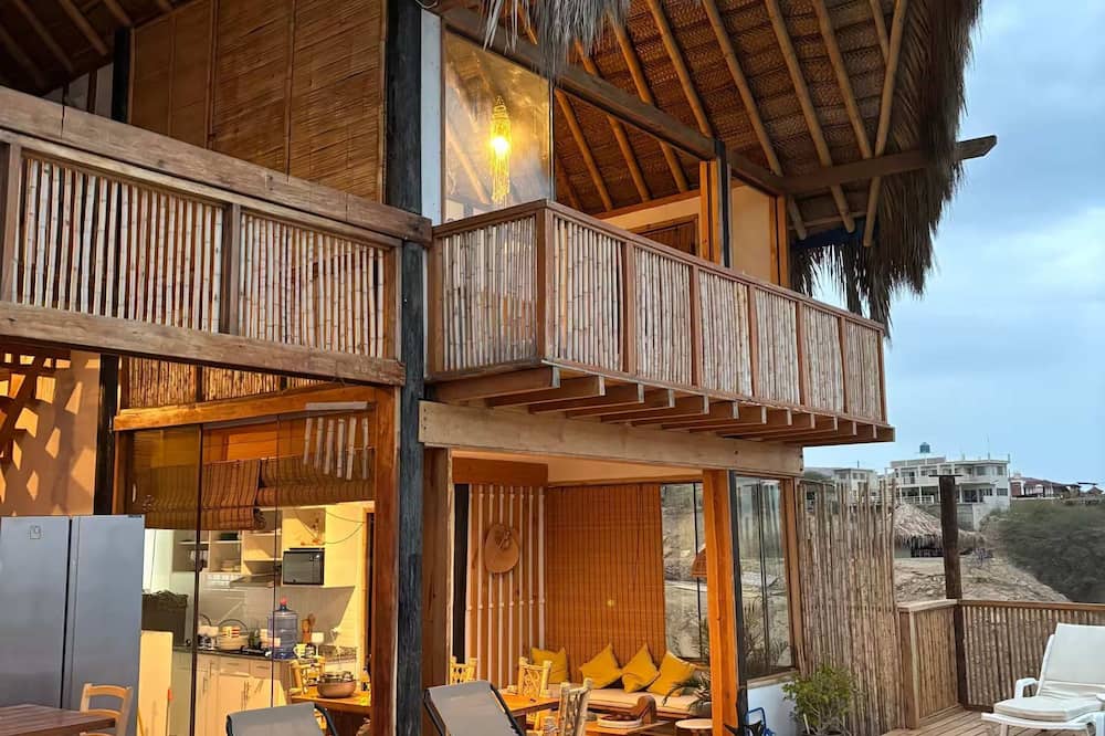 w Beachside 8BR Villa in Punta Veleros