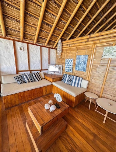 w Beachside 8BR Villa in Punta Veleros