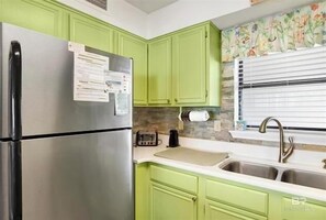 Fridge, microwave, oven, stovetop - Seaside Beach and Racquet 5717 2/2 Views for Days *Book Now* (Orange Beach)