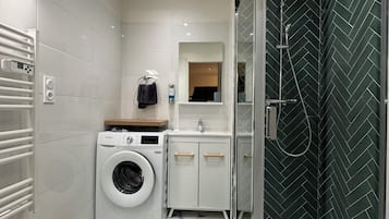 Een douche, een haardroger, handdoeken, zeep