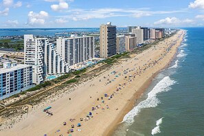 Beach - Direct Oceanfront Condo with Outdoor Pool - Amazing Beachfront location! Pyramid Building 7D (Ocean City)