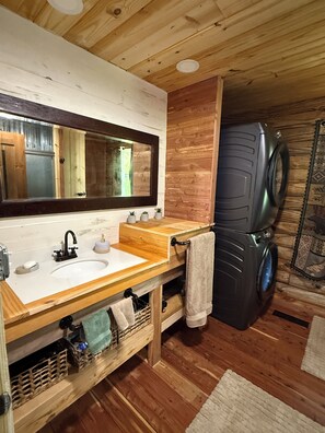 Dusche, Haartrockner, Handtücher, Toilettenpapier