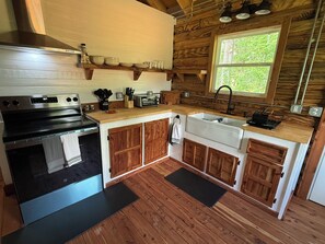 Private kitchen - Nice 2-bedroom cabin with AC in charming Waynesboro (Waynesboro)