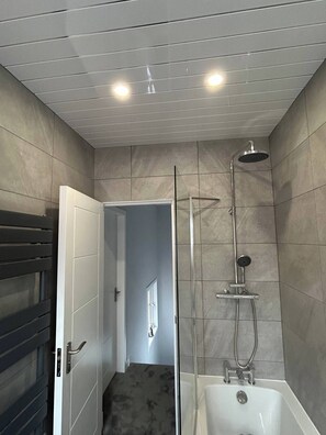 Casa, 3 quartos, sacada | Banheiro