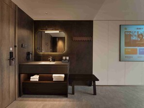 Standard Twin Room | Desk, laptop workspace, blackout drapes, soundproofing - Mist Wandering Courtyard  (Chongqing)