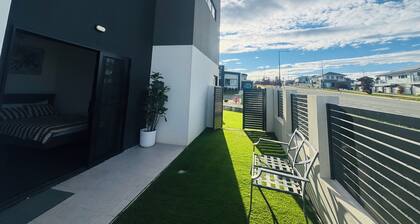 Bright and Cozy suite for 4 guest, feel like a home with Molonglo valley views