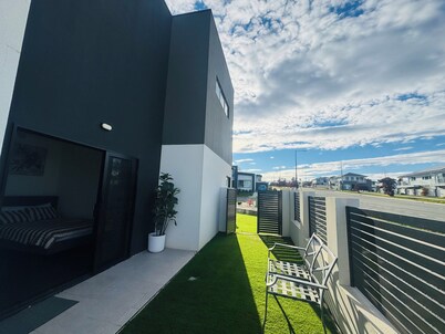 Bright and Cozy suite for 4 guest, feel like a home with Molonglo valley views