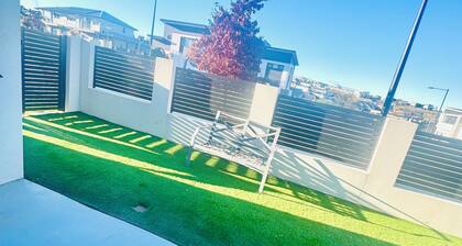 Bright and Cozy suite for 4 guest, feel like a home with Molonglo valley views