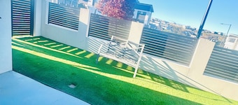 Bright and Cozy suite for 4 guest, feel like a home with Molonglo valley views
