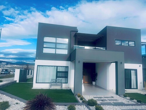 Bright and Cozy suite for 4 guest, feel like a home with Molonglo valley views