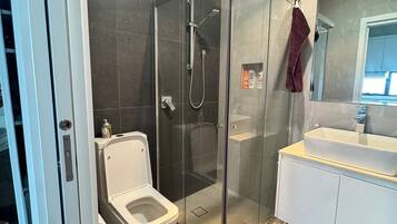 Douche, serviettes fournies, savon, papier toilette